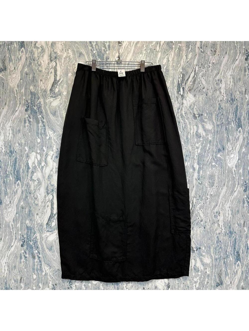 Minimalist Black Pocket Maxi Skirt (L)